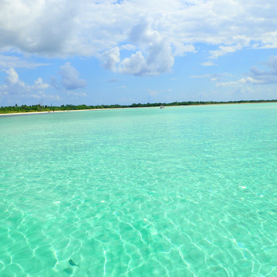 EL cielo cozumel, azul turquesa, lanchas en el mar caribe, punta sur