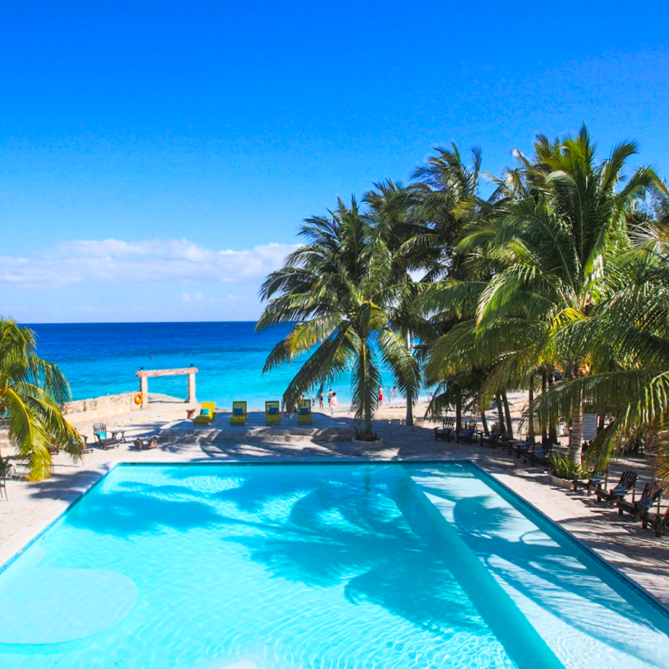 Buccanos Cozumel, club de playa cozumel, mar caribe en el fondo