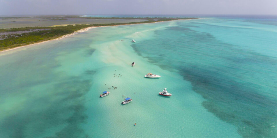 EL cielo cozumel, azul turquesa, lanchas en el mar caribe, punta sur